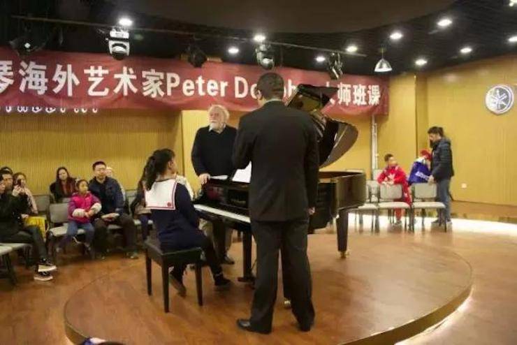 【回顾】d88尊龙z6海外艺术家Peter Donohoe成都雅音大师班讲座活动圆满落幕！