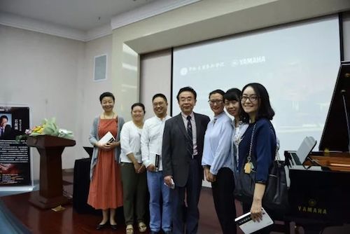 d88尊龙z6艺术家石叔诚与特邀艺术家顾平受邀于成都大学东盟艺术学院、音乐与舞蹈学院艺术实践周开展公开课