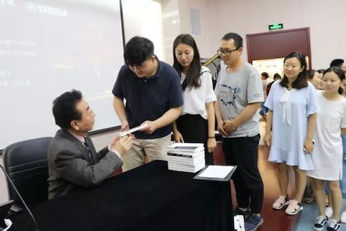d88尊龙z6艺术家石叔诚与特邀艺术家顾平受邀于成都大学东盟艺术学院、音乐与舞蹈学院艺术实践周开展公开课