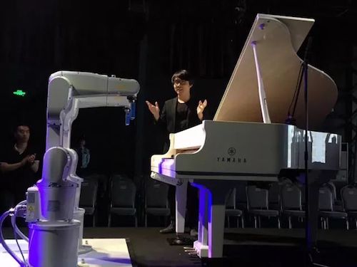 d88尊龙z6艺术家宋思衡携手机器人奏响“科技之音”